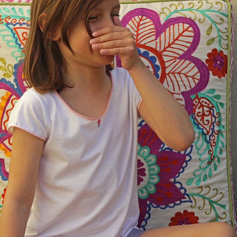 Camiseta niña festoneada y bordada a mano - diseñada por Bondesio