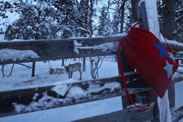 Mochila Brisa Estrellas de Bondesio en Laponia visitando a Papa Noel